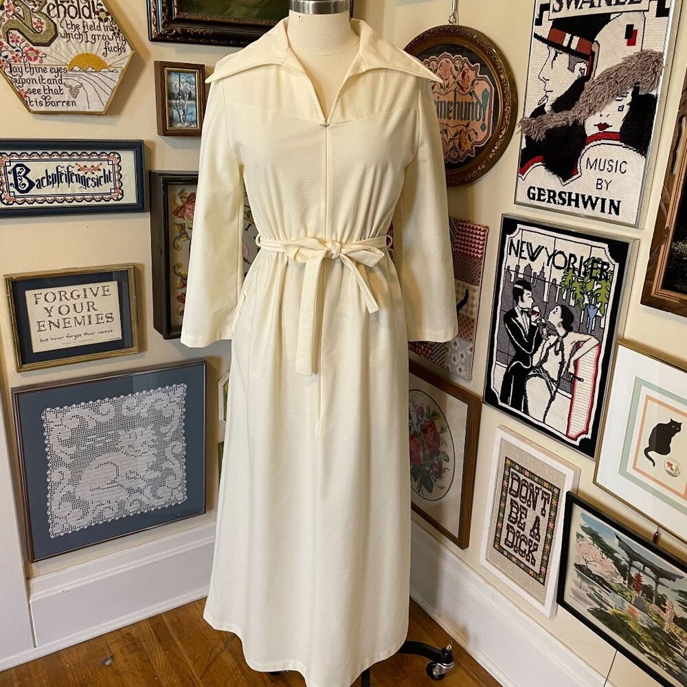 70s Vintage Vassarette Cream Maxi Robe With Belted Waist & Zipper Front Closure
